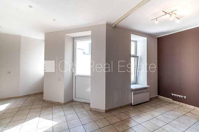 Фасадный дом, благоустроенный озеленённый двор, подъездная дорога покрыта Рига - изображение 15