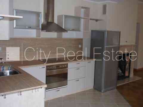 Фасадный дом, реновированный дом, вход с улицы, лифт, лестничная клетка после Rīga