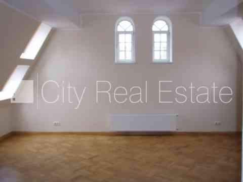 Фасадный дом, реновированный дом, вход с улицы, лифт, лестничная клетка после Rīga