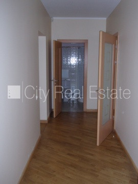 Фасадный дом, реновированный дом, вход с улицы, лифт, лестничная клетка после Рига - изображение 13