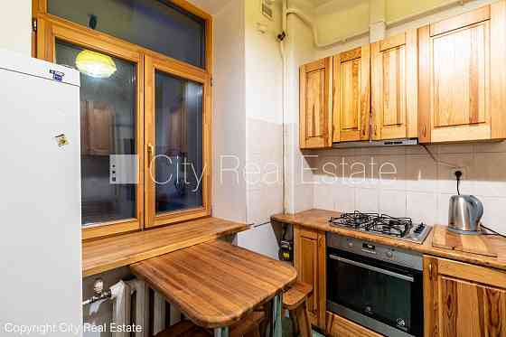 Здание во дворе, реновированный дом, благоустроенный озеленённый двор, закрытый Rīga