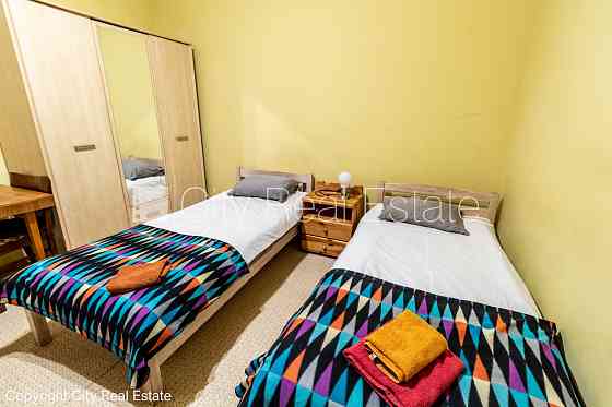 Здание во дворе, реновированный дом, благоустроенный озеленённый двор, закрытый Rīga