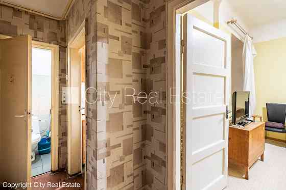 Здание во дворе, реновированный дом, благоустроенный озеленённый двор, закрытый Rīga