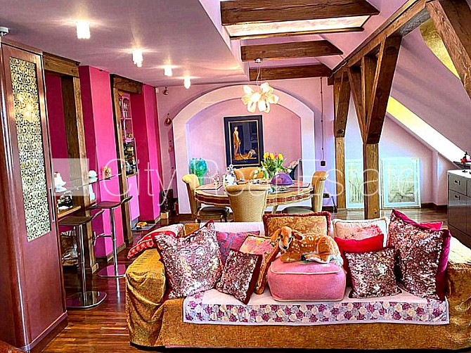 Фасадный дом, реставрированный дом, вход с улицы и со двора, лифт, балкон, окна Рига - изображение 1