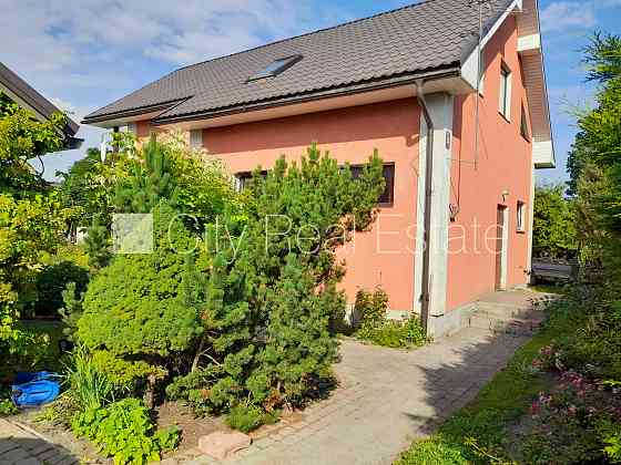 Благоустроенный озеленённый двор, подъездная дорога покрыта брущаткoй, Jelgava un novads