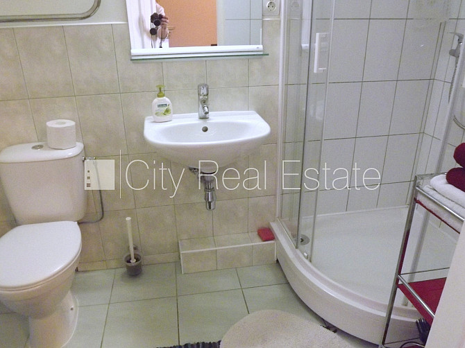 Fasādes māja, ir lifts, kāpņu telpa pēc kosmētiskā remonta, viena istaba izolēta, studio Rīga - foto 16