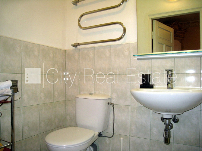 Fasādes māja, ir lifts, kāpņu telpa pēc kosmētiskā remonta, viena istaba izolēta, studio Rīga - foto 17