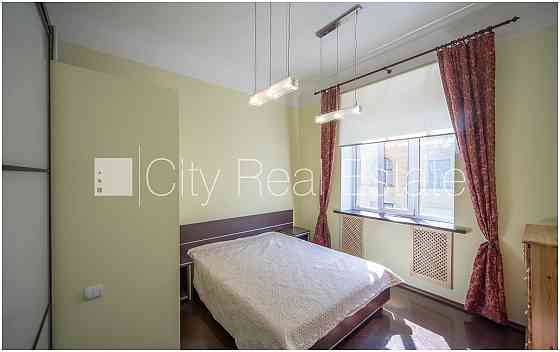 Фасадный дом, закрытый двор, вход с улицы, лестничная клетка после косметического Рига