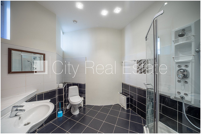 Fasādes māja, slēgts pagalms, ieeja no ielas, kāpņu telpa pēc kosmētiskā remonta, logi Rīga - foto 9