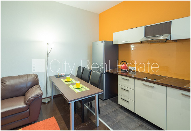 Fasādes māja, slēgts pagalms, ieeja no ielas, kāpņu telpa pēc kosmētiskā remonta, logi Rīga - foto 4