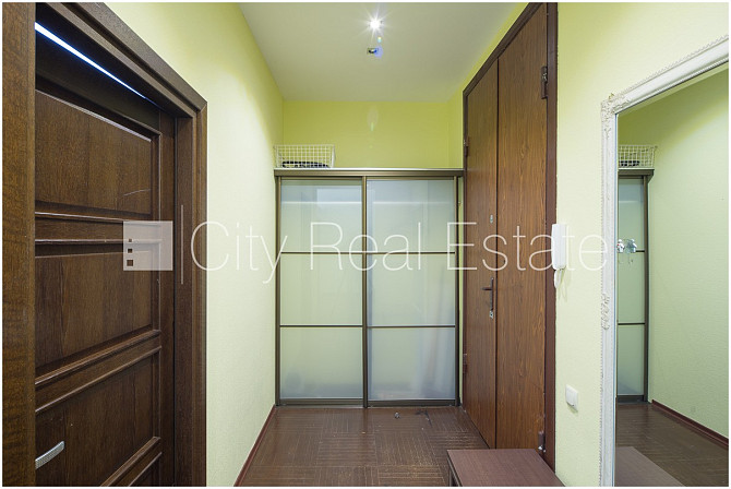 Fasādes māja, slēgts pagalms, ieeja no ielas, kāpņu telpa pēc kosmētiskā remonta, logi Rīga - foto 13