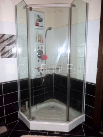 Fasādes māja, slēgts pagalms, ieeja no ielas, kāpņu telpa pēc kosmētiskā remonta, logi Rīga - foto 10