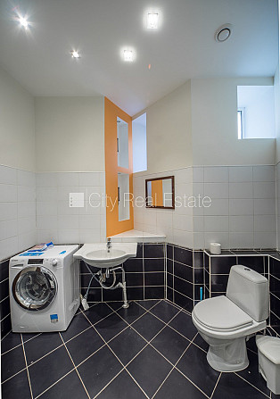 Fasādes māja, slēgts pagalms, ieeja no ielas, kāpņu telpa pēc kosmētiskā remonta, logi Rīga - foto 11