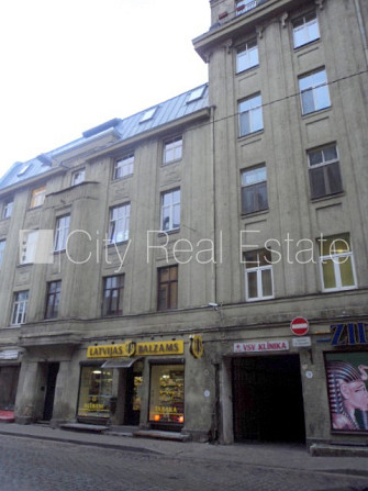 Fasādes māja, slēgts pagalms, ieeja no ielas, kāpņu telpa pēc kosmētiskā remonta, logi Rīga - foto 17