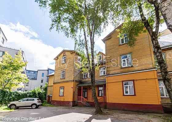 Здание во дворе, закрытая территория, территория обнесена железным забором, Рига