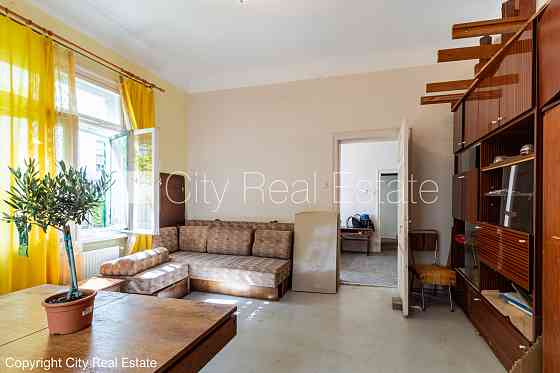 Здание во дворе, закрытая территория, территория обнесена железным забором, Рига