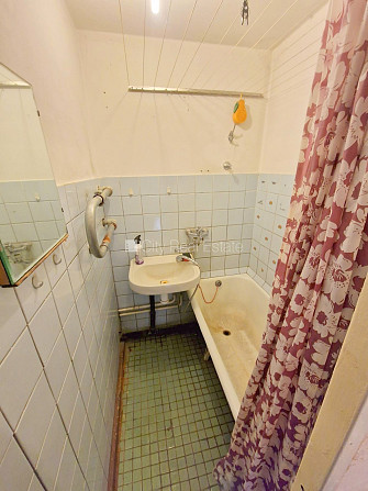 Zeme īpašumā, fasādes māja, ieeja no ielas, ir lifts, kāpņu telpa pēc kosmētiskā remonta, Rīgas rajons - foto 11