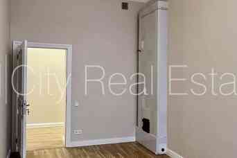 Фасадный дом, реставрированный дом, закрытый двор, территория обнесена забором, Рига