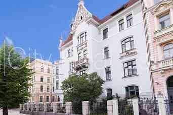 Фасадный дом, реставрированный дом, закрытый двор, территория обнесена забором, Рига