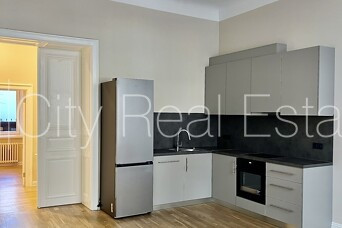 Fasādes māja, restaurēta māja, slēgts pagalms, iežogota teritorija, objektu apsargā fiziskā Rīga - foto 7