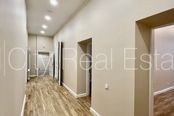 Fasādes māja, restaurēta māja, slēgts pagalms, iežogota teritorija, objektu apsargā fiziskā Rīga - foto 11