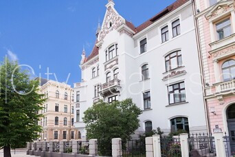 Fasādes māja, restaurēta māja, slēgts pagalms, iežogota teritorija, objektu apsargā fiziskā Rīga - foto 1