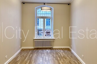 Fasādes māja, restaurēta māja, slēgts pagalms, iežogota teritorija, objektu apsargā fiziskā Rīga - foto 4