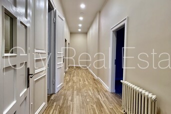 Fasādes māja, restaurēta māja, slēgts pagalms, iežogota teritorija, objektu apsargā fiziskā Rīga - foto 2