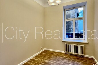 Fasādes māja, restaurēta māja, slēgts pagalms, iežogota teritorija, objektu apsargā fiziskā Rīga - foto 5