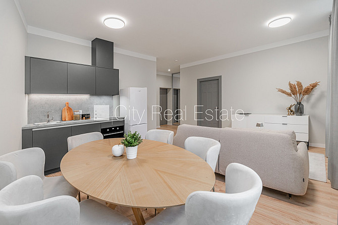 Renovēta māja, ir lifts, guļamistabu skaits 1 gab., studio tipa, virtuve apvienota ar Rīga - foto 2