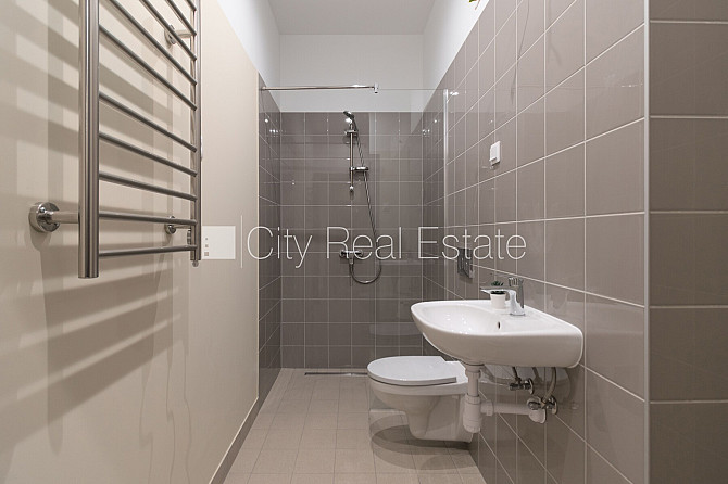 Renovēta māja, ir lifts, guļamistabu skaits 1 gab., studio tipa, virtuve apvienota ar Rīga - foto 6