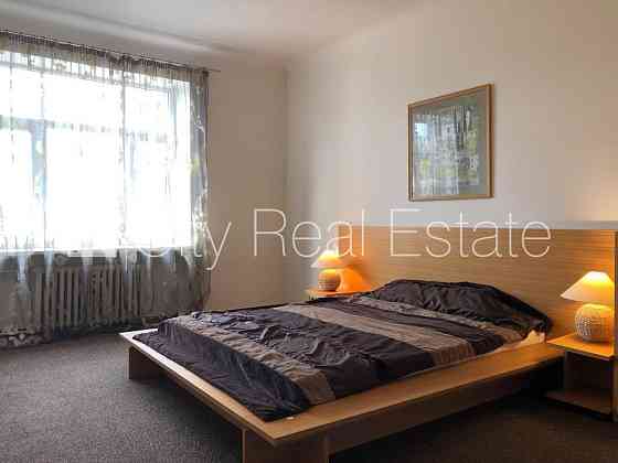 Фасадный дом, место для машины, лестничная клетка после косметического ремонта, Рига