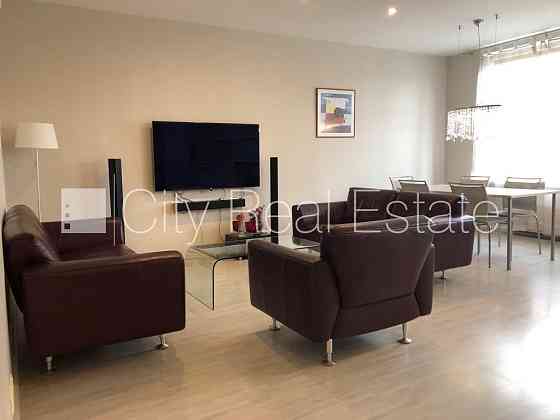 Фасадный дом, место для машины, лестничная клетка после косметического ремонта, Рига