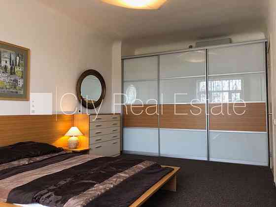 Фасадный дом, место для машины, лестничная клетка после косметического ремонта, Рига