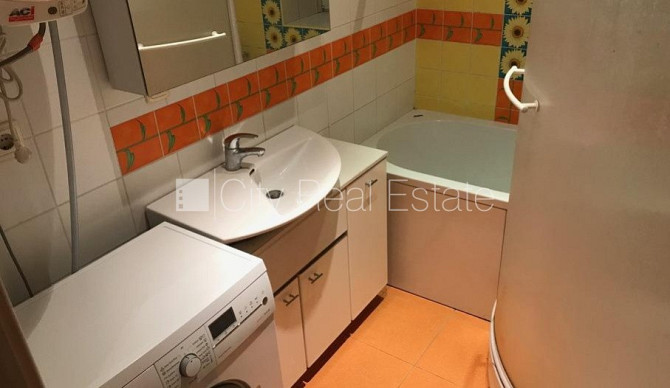 Fasādes māja, vieta automašīnai, kāpņu telpa pēc kosmētiskā remonta, istabas izolētas 2 Rīga - foto 13