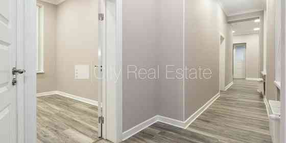 Фасадный дом, реновированный дом, вход с улицы, окна выходят во двор, окна выходят Рига