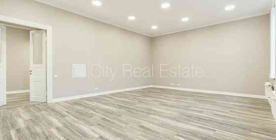 Фасадный дом, реновированный дом, вход с улицы, окна выходят во двор, окна выходят Рига