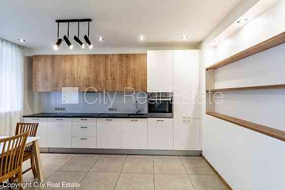 Рядный дом, благоустроенная озеленённая территория, подъездная дорога покрыта Юрмала