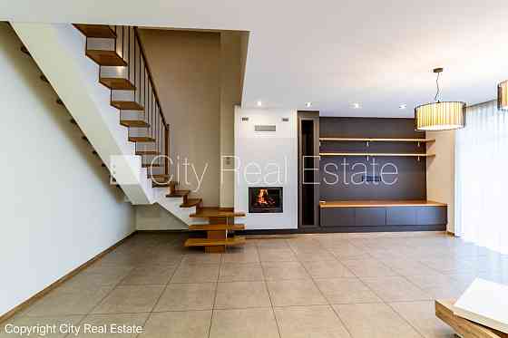 Рядный дом, благоустроенная озеленённая территория, подъездная дорога покрыта Юрмала