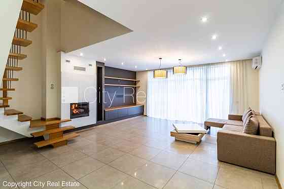 Рядный дом, благоустроенная озеленённая территория, подъездная дорога покрыта Юрмала