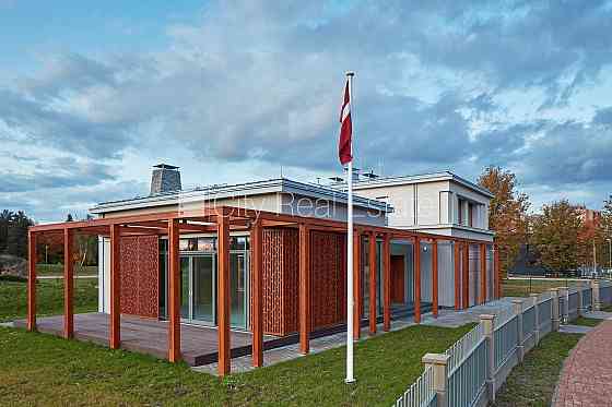 Частный дом, благоустроенная озеленённая территория, подъездная дорога покрыта Рига