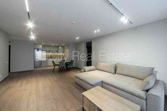 Новостройка, энергоэффективный дом, территория обнесена забором, места для Рига