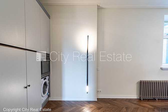 Фасадный дом, реновированный дом, вход с улицы, окна выходят на улицу, Рига - изображение 12