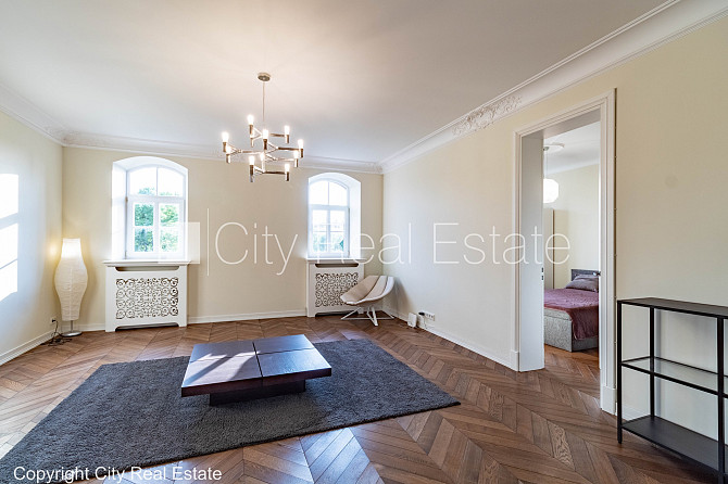 Фасадный дом, реновированный дом, вход с улицы, окна выходят на улицу, Рига - изображение 2