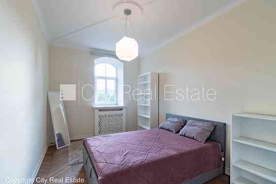 Фасадный дом, реновированный дом, вход с улицы, окна выходят на улицу, Рига