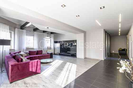 Фасадный дом, закрытый двор, гараж на одну машину, места для нескольких машин, Рига