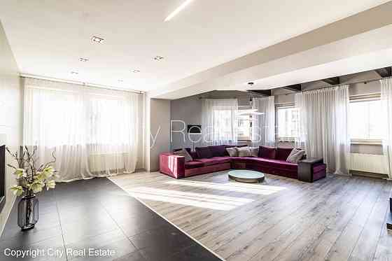 Фасадный дом, закрытый двор, гараж на одну машину, места для нескольких машин, Рига