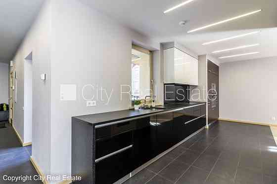 Фасадный дом, закрытый двор, гараж на одну машину, места для нескольких машин, Рига