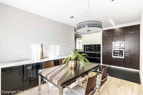 Фасадный дом, закрытый двор, гараж на одну машину, места для нескольких машин, Рига