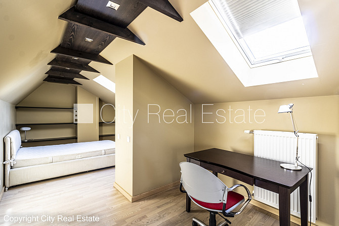 Фасадный дом, закрытый двор, гараж на одну машину, места для нескольких машин, Рига - изображение 17